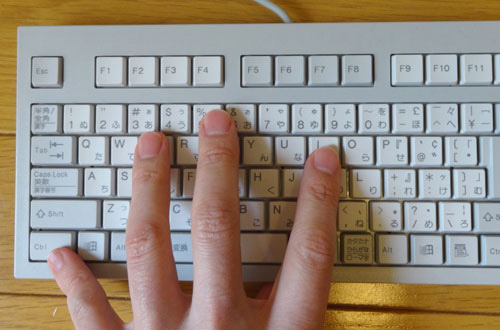 コンパクトなキーボード「FKB1424-501」で「Ctrl＋I」を押してみた写真