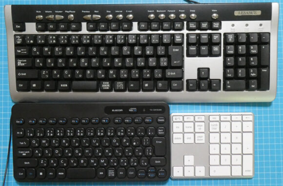 「TK-CM10UMKBK」と「IC-KP10-SW」を並べると少しは小さくなるが大きいことには変わりない